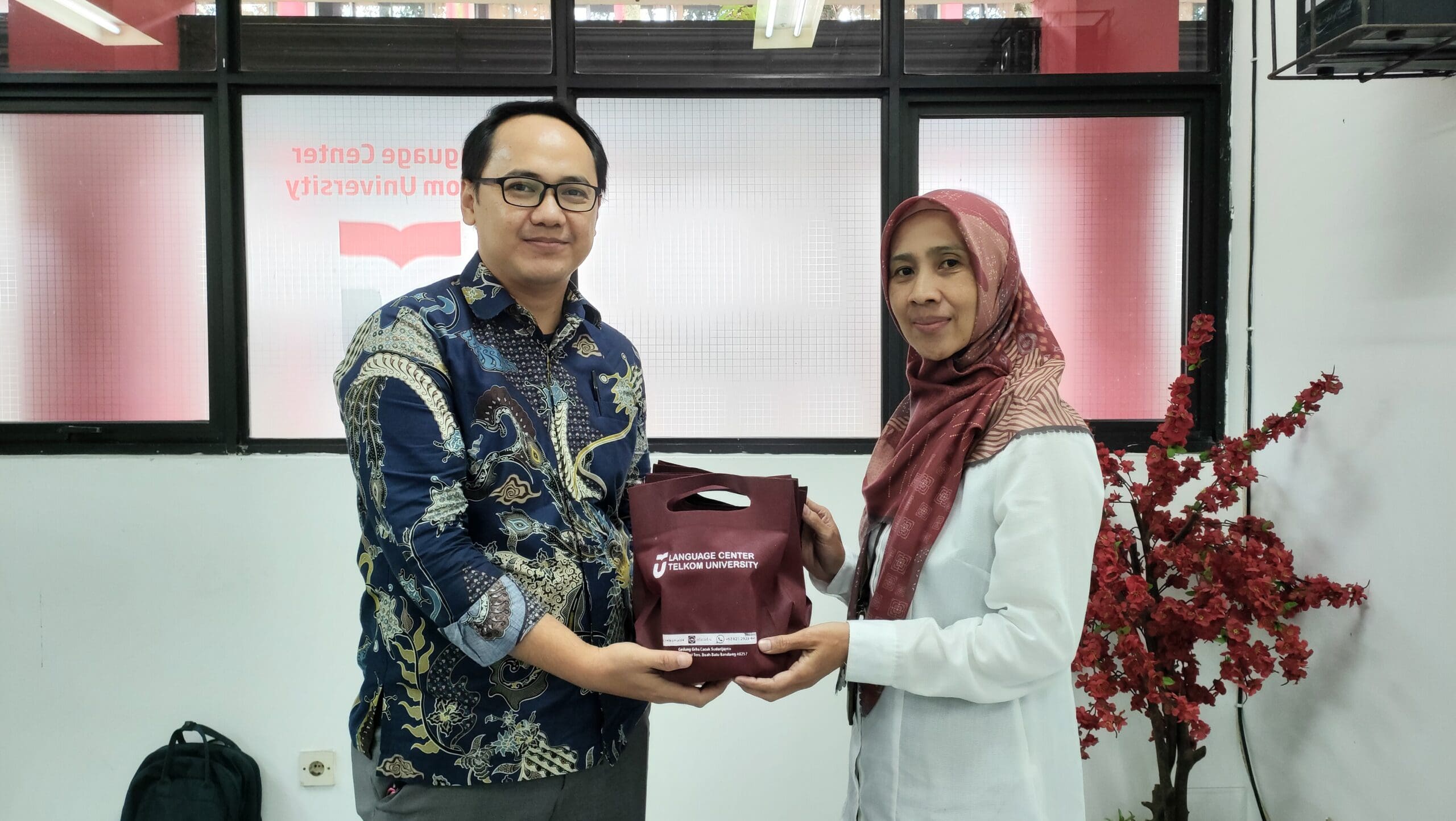 Penyerahan souvenir antara STIKes Budi Luhur Cimahi dan LaC Telkom University