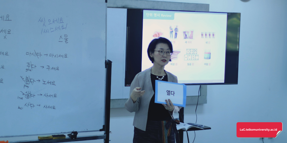 Suasana belajar bahasa Korea intensif di kelas King Sejong Institute Bandung