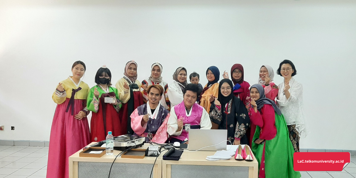 Siswa kursus bahasa Korea Bandung memakai Hanbok dan mempraktikkan budaya Korea Selatan dengan gembira.