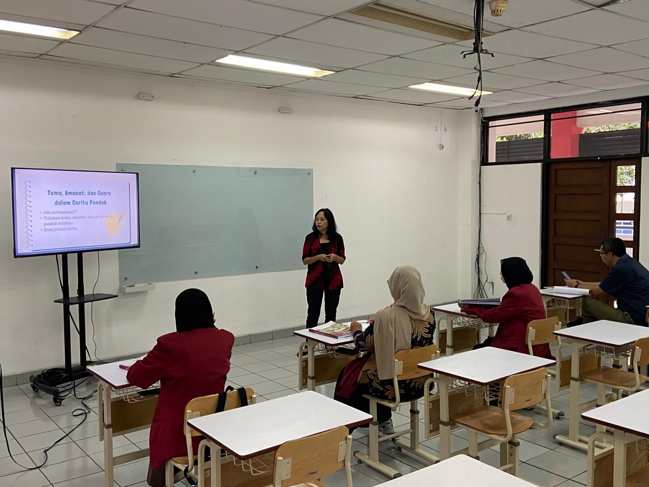 Trial Class Menulis Cerita Pendek oleh Ibu Vie Asano di kelas. 
