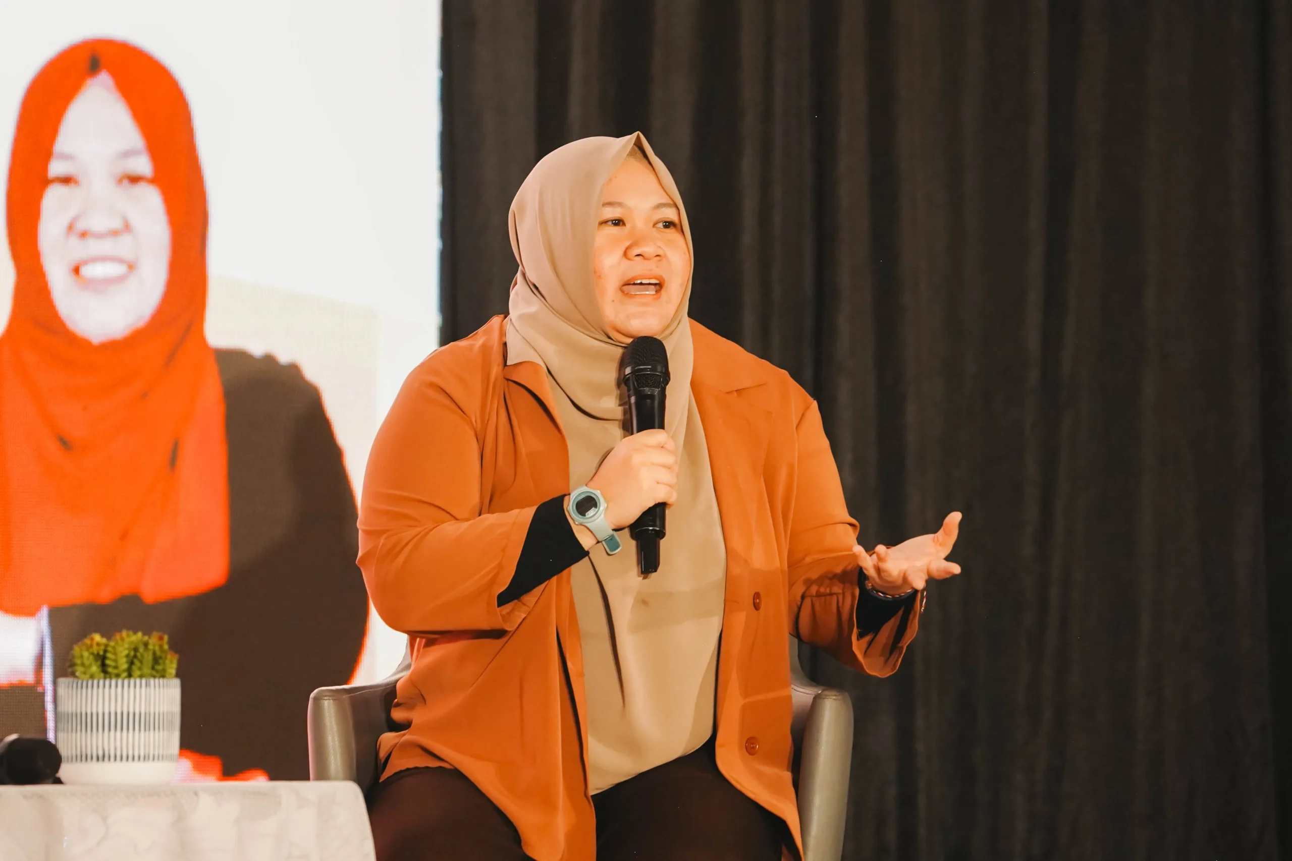 Idola Perdini Putri, Ph.D. Enhancing Language Learning Through Digital Innovation