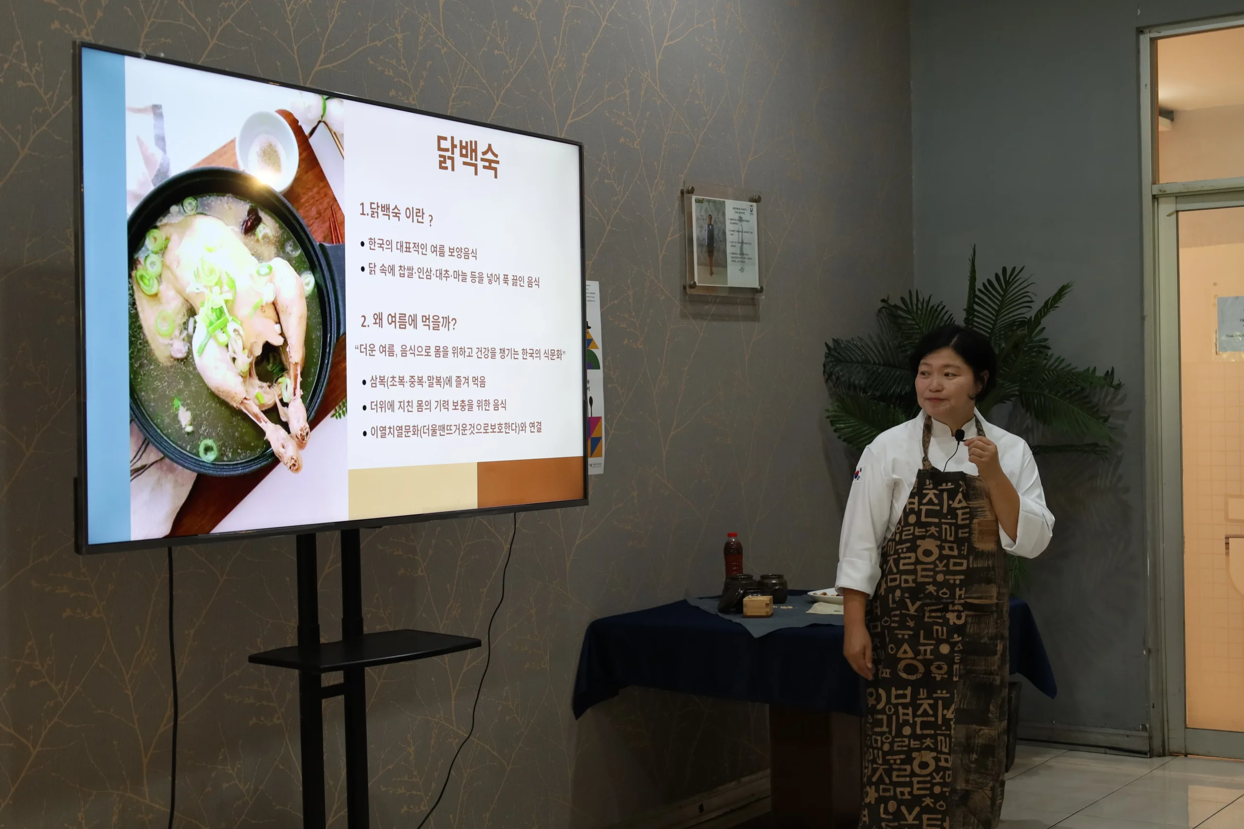 Ibu Min Kyong Ae saat menjelaskan materi