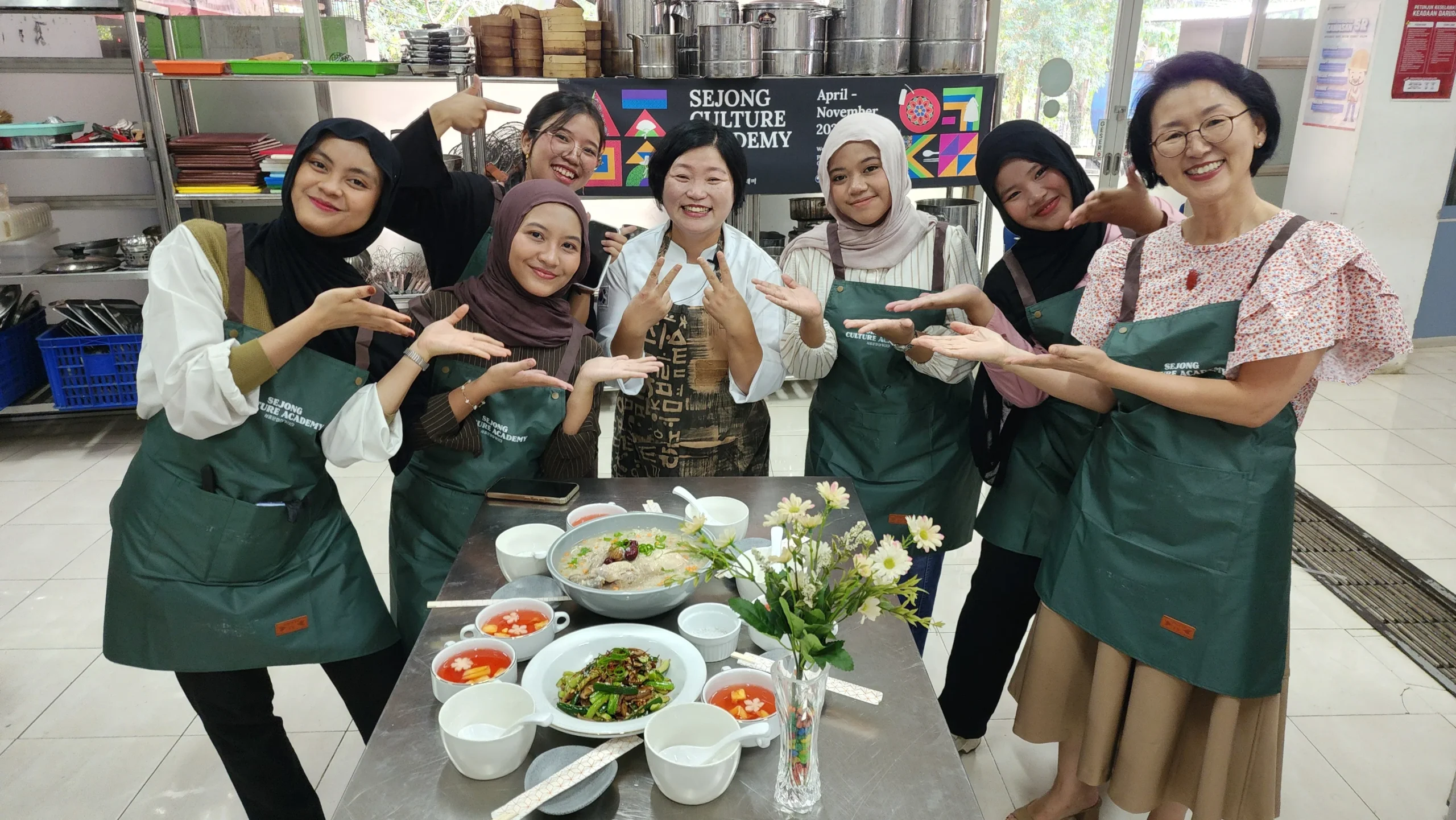Para peserta dengan hasil masakannya