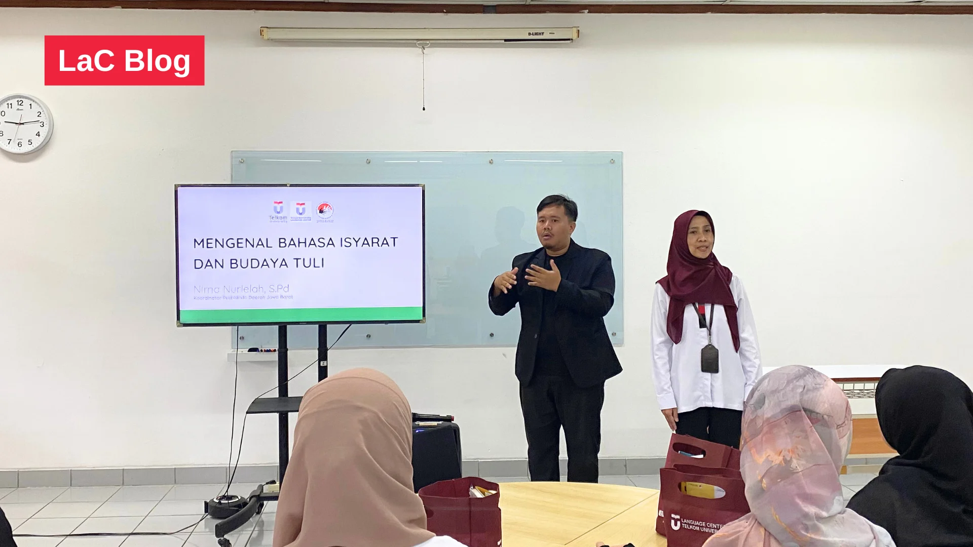Pentingnya Bahasa Isyarat (BISINDOSIBI) untuk Menciptakan Lingkungan Kerja Perusahaan yang Inklusif