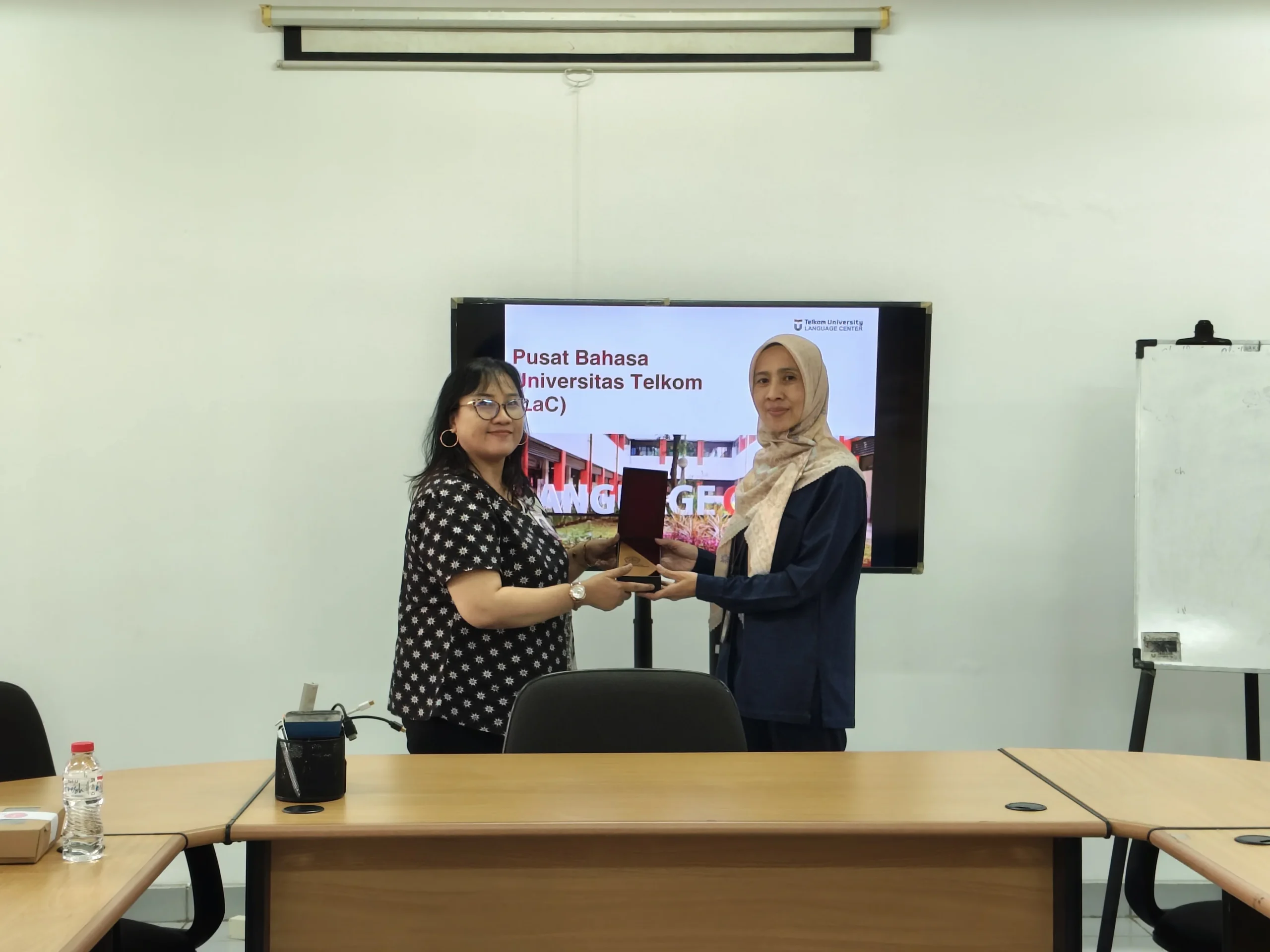 Pertukaran suvenir antara Lembaga Bahasa Universitas Sanata Dharma Yogyakarta dan Telkom University Language Center