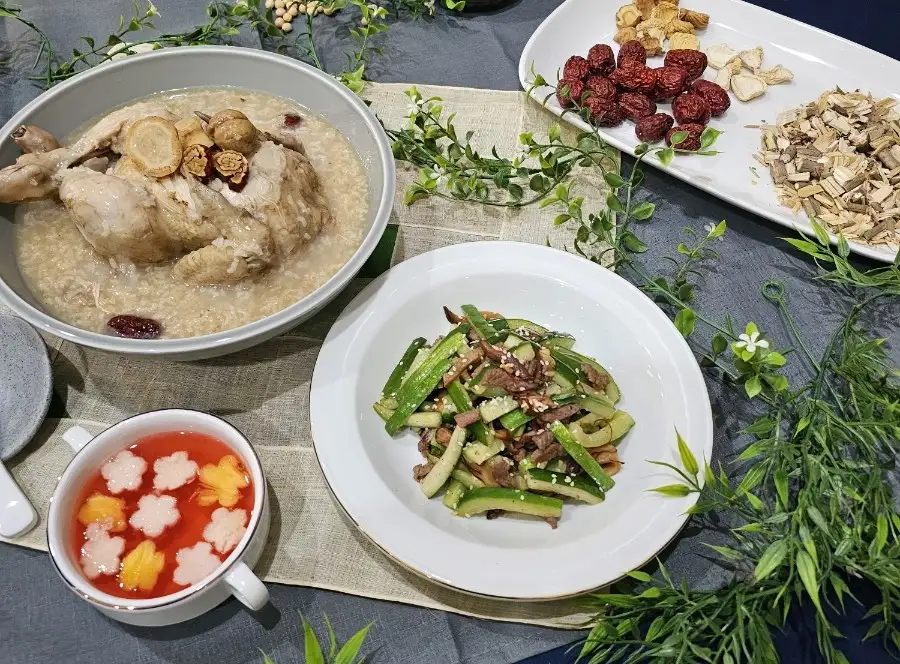 Samgyetang, Oigapjanggwa, dan Omija Hwachae