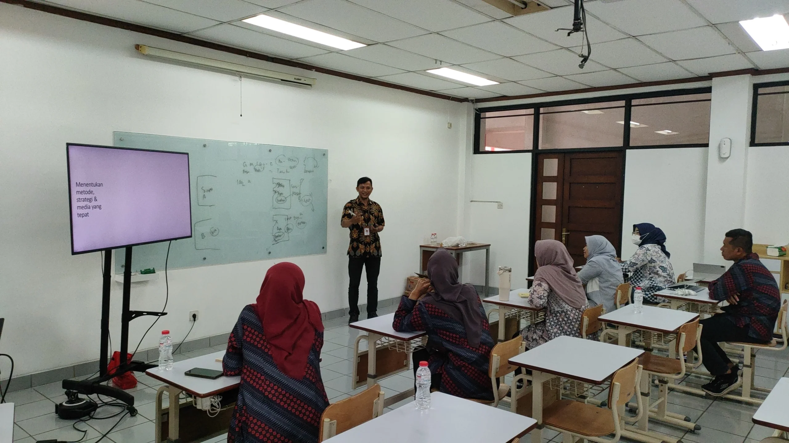 Sesi 3 Strategi Pembelajaran Bahasa bagi Penyandang Disabilitas oleh Bapak Dr. Yoga Budhi Santoso, M.Pd., Dosen dan Akademisi Pendidikan Khusus