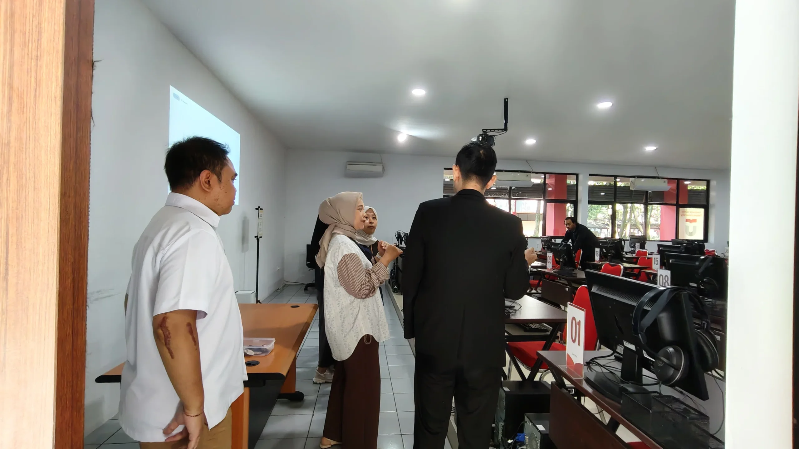 Sesi Tour Fasilitas Layanan LaC
