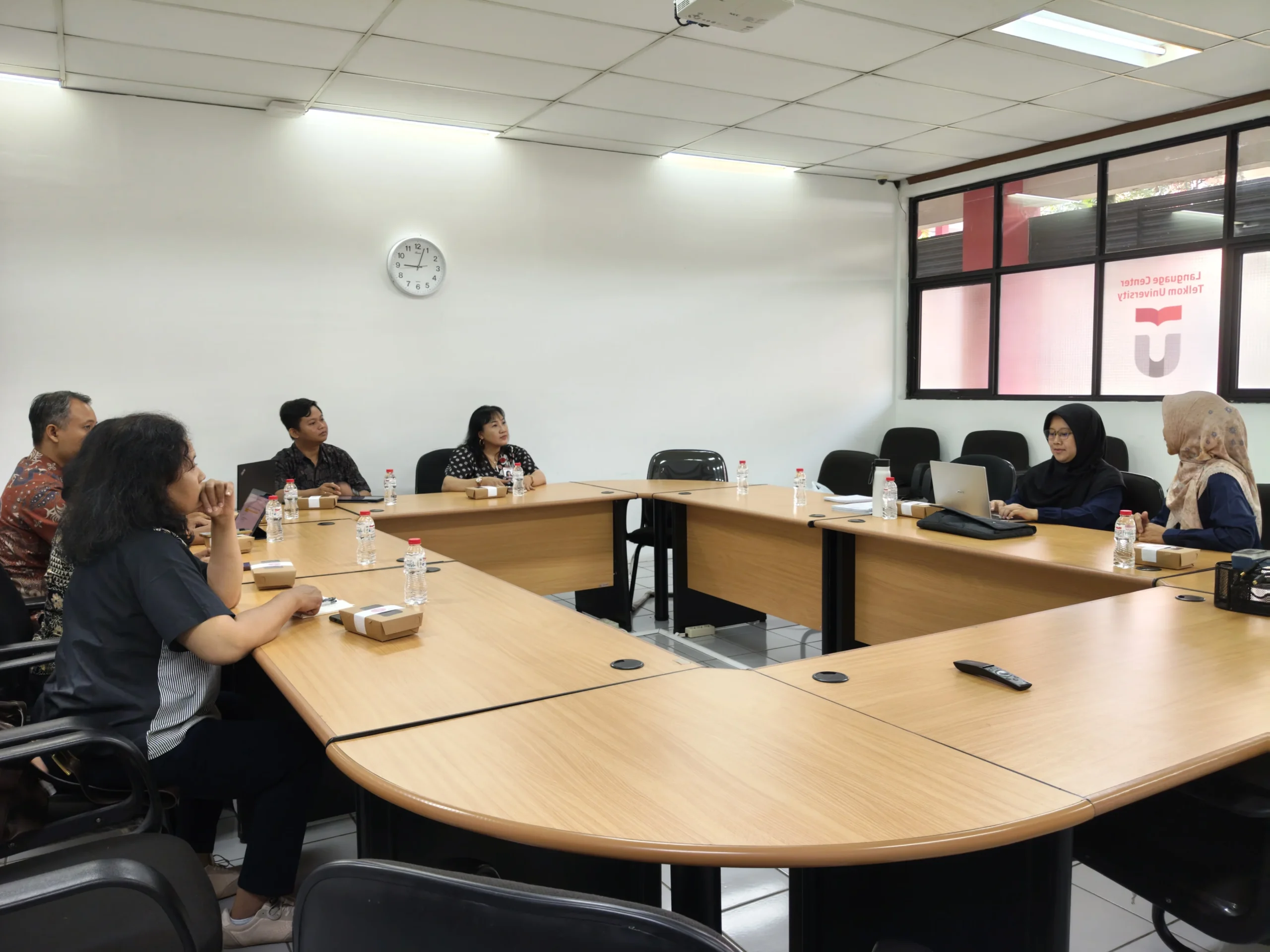 Sharing session dan diskusi mengenai pengelolaan layanan bahasa di lingkungan perguruan tinggi